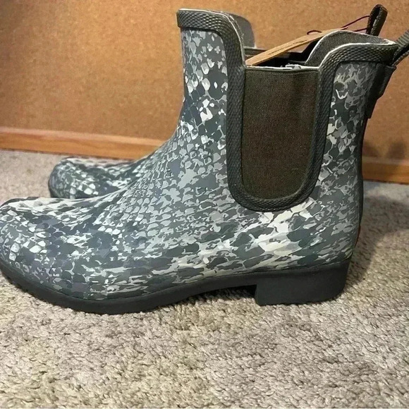 Chooka Women's Snake Print Eastlake Rain Boots Size 6 Gray Booties - Picture 4 of 9